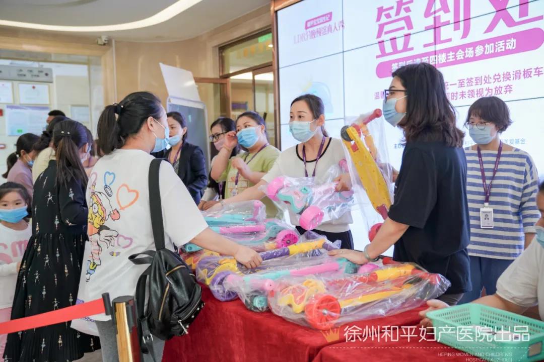 ▲ 准爸妈们带着早到礼和伴手礼满载而归